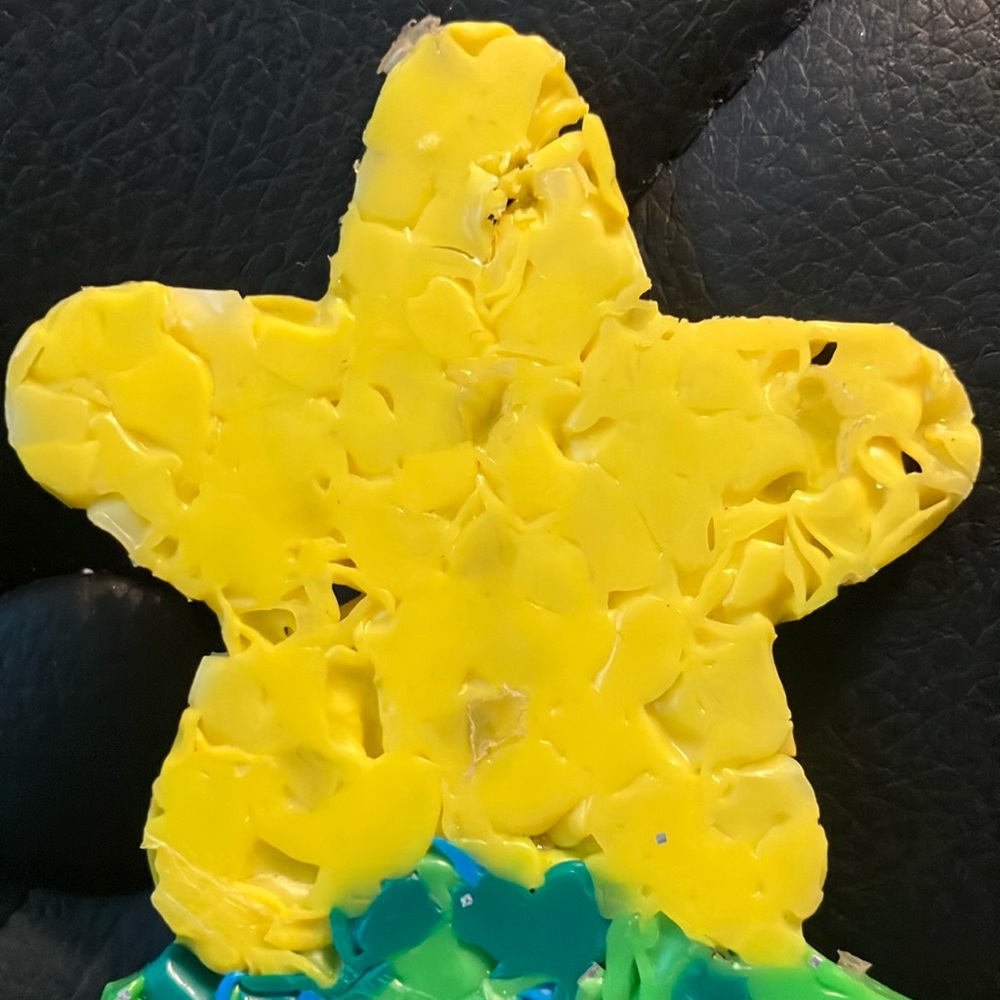 Festive Christmas Tree Plastic Popcorn Decor - Picture 4 of 4
